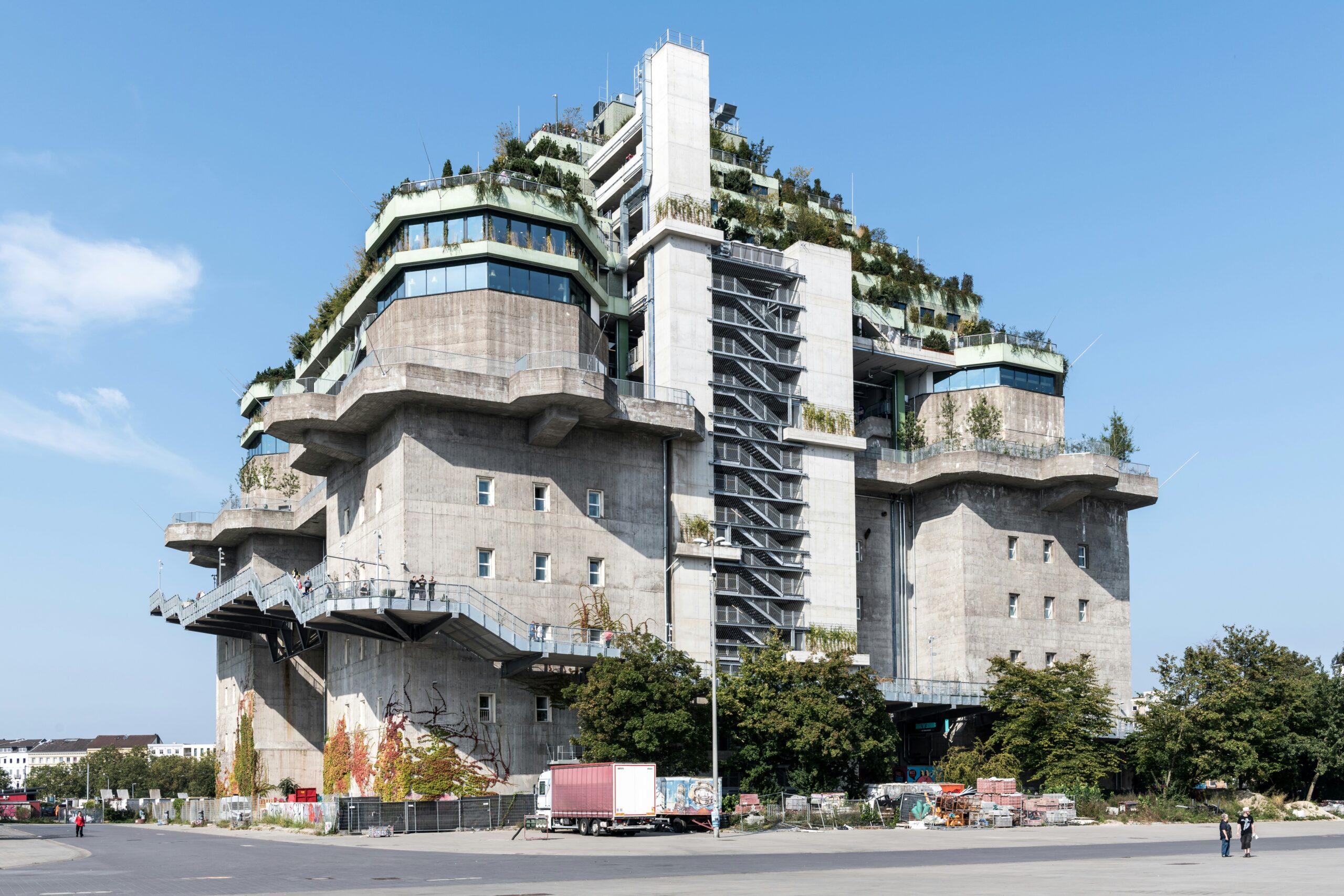 A very tall building with a lot of windows